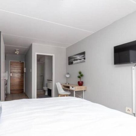 Leas Furnished Apartments - Capital Hill Претория Экстерьер фото